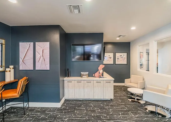 Near Diablo Stadium & Asu-hottub-pool-gym-parking Apartment
