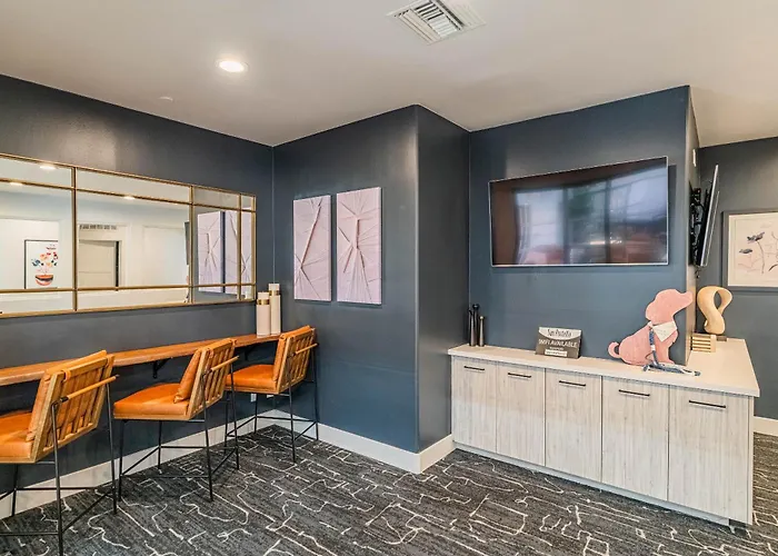 Near Diablo Stadium & Asu-hottub-pool-gym-parking Apartment
