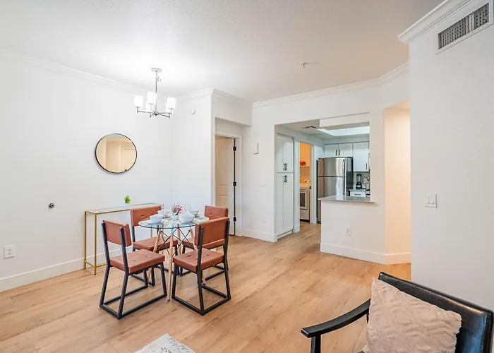 Near Diablo Stadium & Asu-hottub-pool-gym-parking Apartment