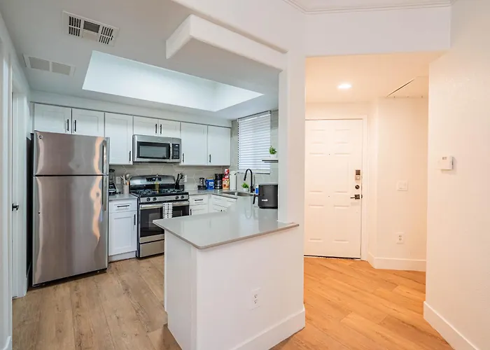 Near Diablo Stadium & Asu-hottub-pool-gym-parking