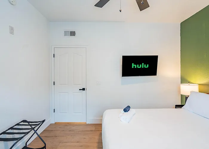 Near Diablo Stadium & Asu-hottub-pool-gym-parking Tempe