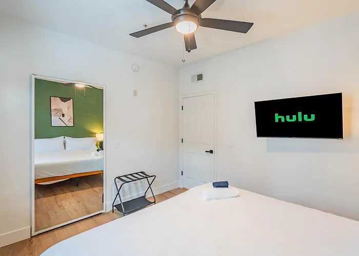 Near Diablo Stadium & Asu-hottub-pool-gym-parking