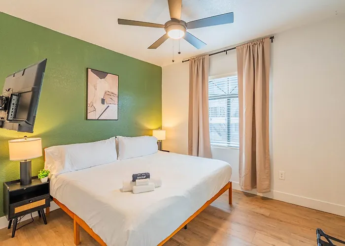 Near Diablo Stadium & Asu-hottub-pool-gym-parking