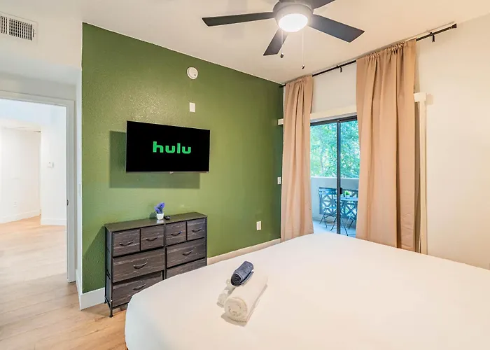 Near Diablo Stadium & Asu-hottub-pool-gym-parking Apartment