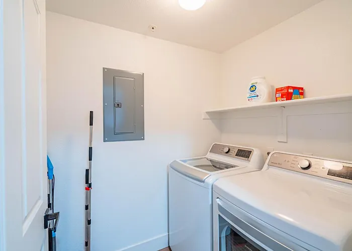 Near Diablo Stadium & Asu-hottub-pool-gym-parking Apartment