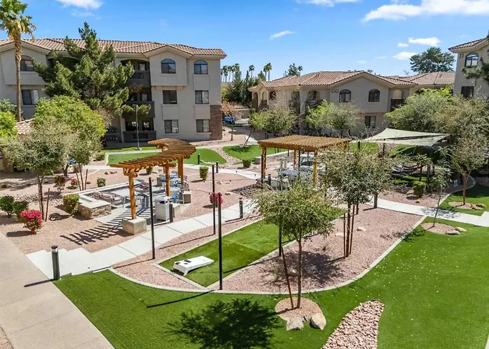 Near Diablo Stadium & Asu-hottub-pool-gym-parking Apartment